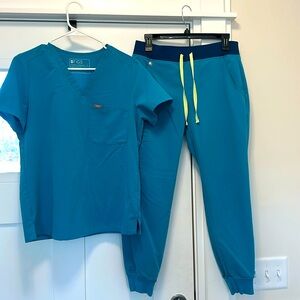 COPY - Figs Set size small top and small petite joggers